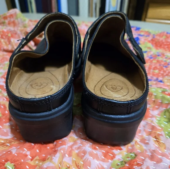 LIKE NEW Ariat Women's Size 7.5B Black Leather Mules - Picture 2 of 11